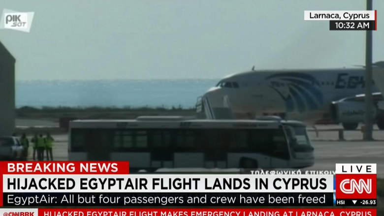 شاهد بالصور: استنفار أمني ومدرعات وعربات شرطة تحيط بالطائرة المصرية المخطوفة بقبرص