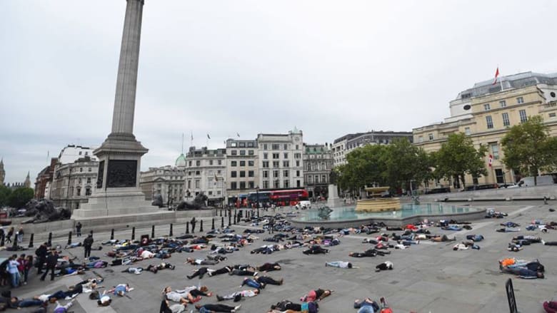 بالصور.. نشطاء يتداولون صورا لإحياء ذكرى "رابعة" في ساحة الطرف الأغر ببريطانيا