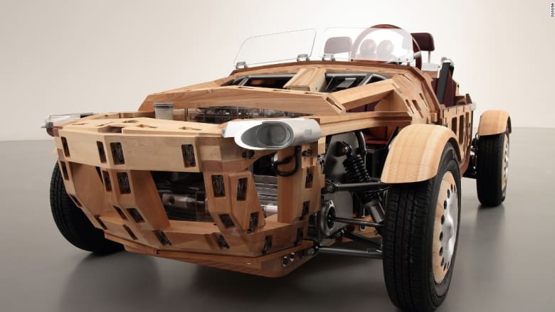 ابعد هذه السيارة عن النار! شاهد أحدث سيارات "تويوتا" المصنوعة من مادة الخشب بالكامل 