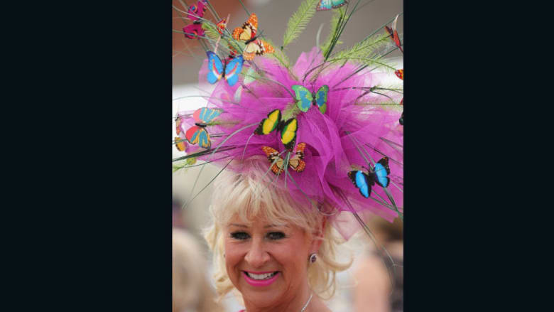 "يوم السيدات" في أشهر سباق خيل في بريطانيا.. قبعات وأزياء وتألق بلا حدود