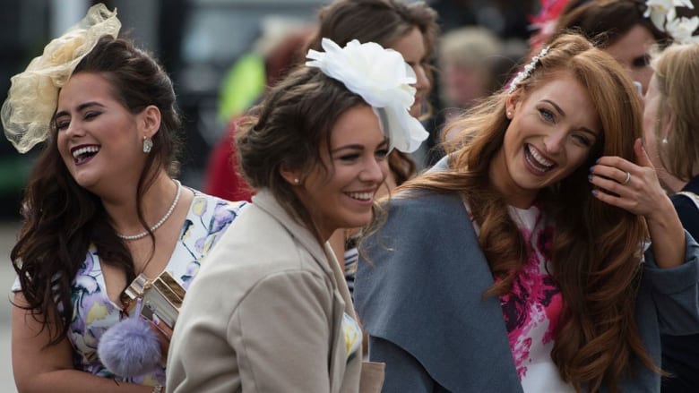 "يوم السيدات" في أشهر سباق خيل في بريطانيا.. قبعات وأزياء وتألق بلا حدود