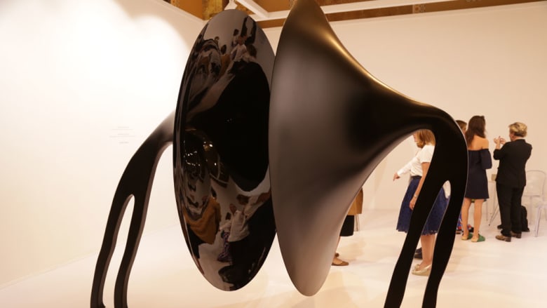 هل تحلم بزيارة أشهر المتاحف الفنية عالمياً؟ معرض "دبي آرت" يجمعها لك تحت سقف واحد 