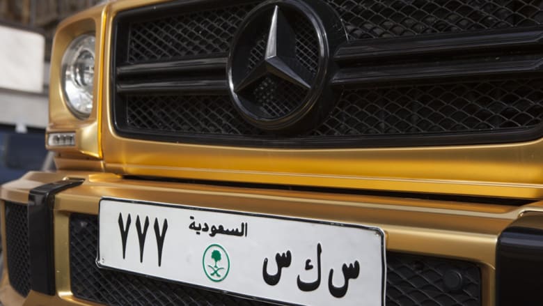 بالصور: لوحة إحداها عليها "س ك س".. سيارات ذهبية "سعودية" تثير ضجة في لندن