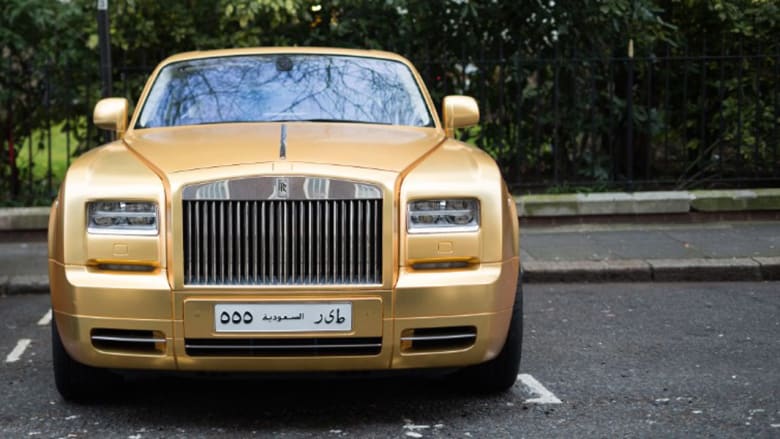 بالصور: لوحة إحداها عليها "س ك س".. سيارات ذهبية "سعودية" تثير ضجة في لندن