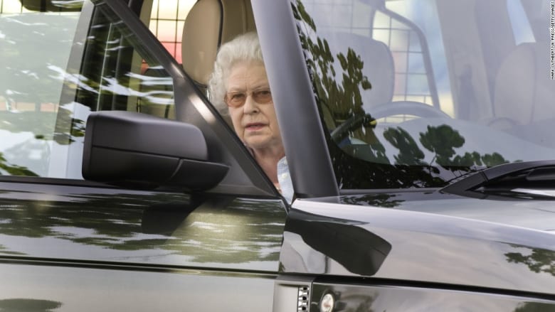 شاهد علاقة الحب التي جمعت الملكة إليزابيث بسيارات لاند روفر لقرابة الـ 70 عاماً 
