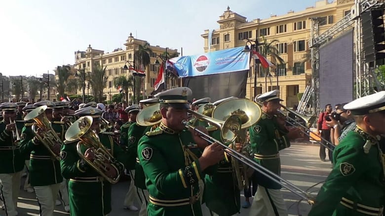بالصور.. مصريون يحتفلون بذكرى تحرير سيناء وسط تشديدات أمنية