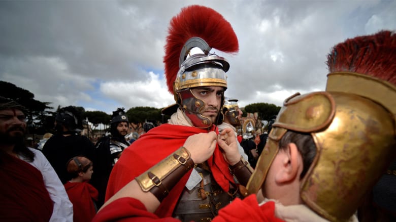 حسناوات بأزياء رومانية وفرسان على صهوة الجياد... في عيد ميلاد روما