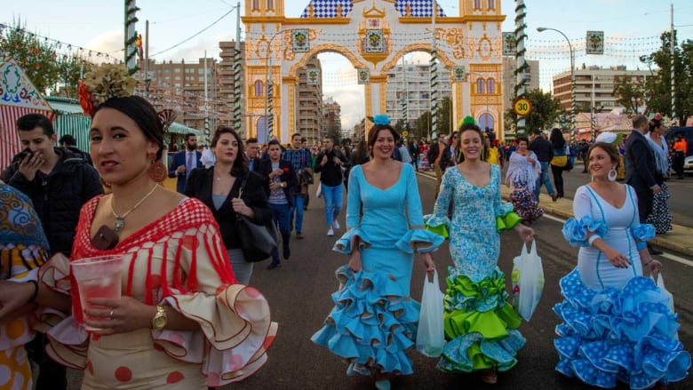 خيول وثيران ونساء يرقصن فلامنكو..مهرجان اسباني بـ "عطر الربيع" 