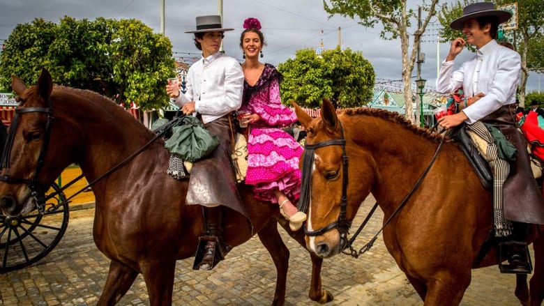 خيول وثيران ونساء يرقصن بأزياء خاصة.. عودة مهرجان الفلامنكو في إسبانيا من جديد - فيديو
