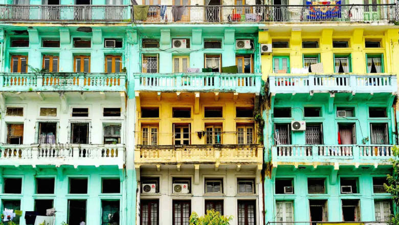 مباني ميانمار المتهالكة.. شاهد هذه الأعمال الهندسية الخلابة قبل زوالها 
