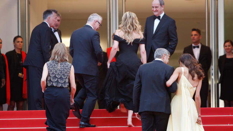 الممثلة جوليا روبرتس، المخرجة جودي فوستر والممثل جورج كلوني وزوجته أمل علم الدين ورئيس المهرجان