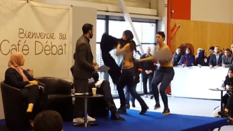 بالفيديو.. ناشطات "فيمن" يقتحمن منصة مؤتمر إسلامي بباريس "عاريات الصدور"