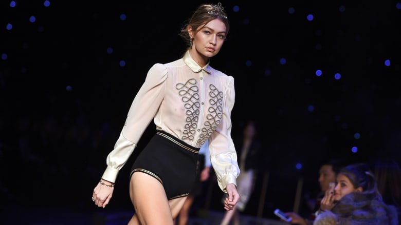 جيجي حديد تقدم أزياء من تصميم تومي هيلفيغر خلال أسبوع الموضة لخريف 2016 في نيويورك