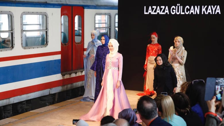 من فساتين الأعراس إلى لباس البحر.. إسطنبول تطلق أول أسبوع موضة "محتشمة"
