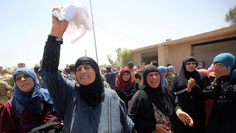 بالصور: أغلب الهاربين نساء وأطفال.. هل يعدم داعش رجال الفلوجة بسبب رفضهم القتال في صفوفه؟ 