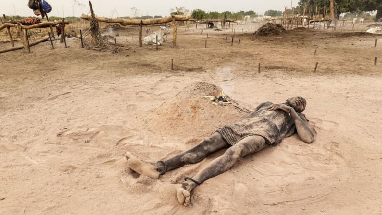 أفراد هذه القبيلة يموتون لتعيش أبقارهم.. في جنوب السودان 