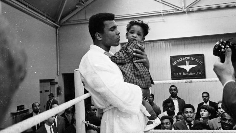 الملاكم المحترف ديفيد هاي: محمد علي كان عظيماً جداً لأن يكون بهذا التواضع