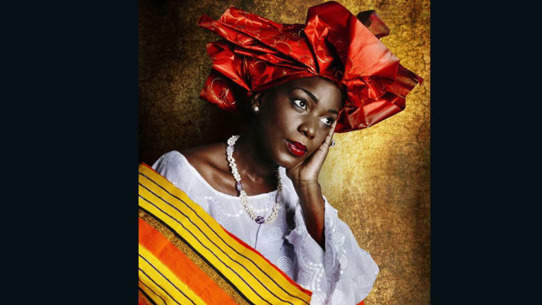 نساء أفريقيات يعدن إلى جذورهن..بهذه الأزياء