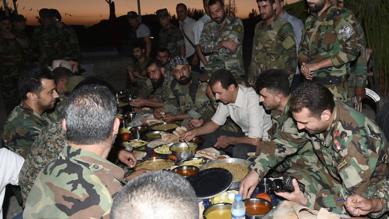 الأسد يتناول الإفطار مع المقاتلين