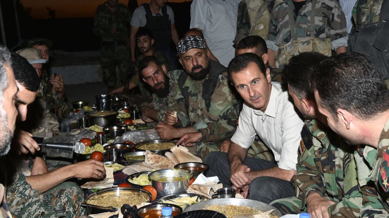 الأسد يتناول الإفطار مع المقاتلين