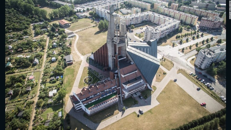 ما هو سرّ هذه الكنائس الغريبة في بولندا؟ 