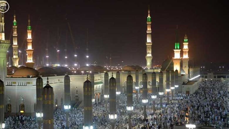 بالصور.. صلاة العشاء والتراويح بمكة والمدينة ليلة 27 رمضان.. والسعودية: 750 ألفا بالمسجد النبوي