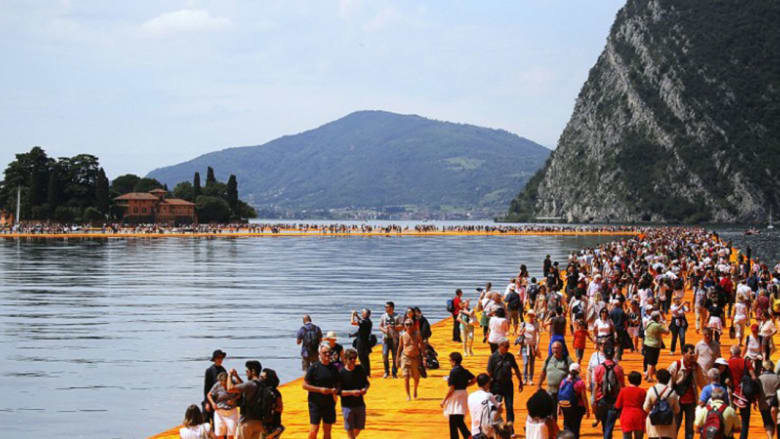 كيف يتمكن الآلاف من السير على سطح الماء في ايطاليا؟ 