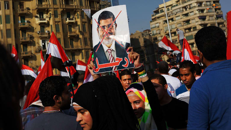 نجل مرسي في ذكرى 3 يوليو: قوات "الانقلاب" تمنع زيارة "الرئيس".. والإخوان: العسكر "خونة" والثورة مستمرة