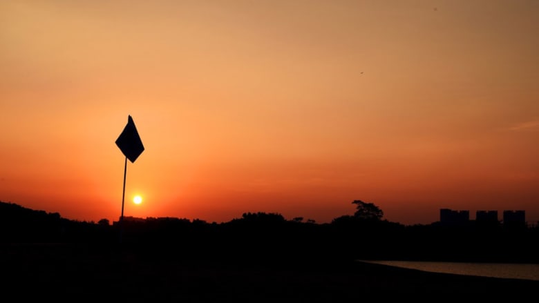 ألوان الغروب "النارية" ترسم لوحة خلابة في سماء ملاعب الغولف