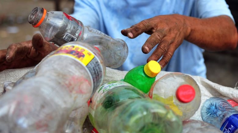 آخر صيحات الحفاظ على البيئة تحول الزجاجات البلاستيكية إلى وقود