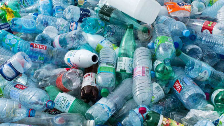 آخر صيحات الحفاظ على البيئة تحول الزجاجات البلاستيكية إلى وقود