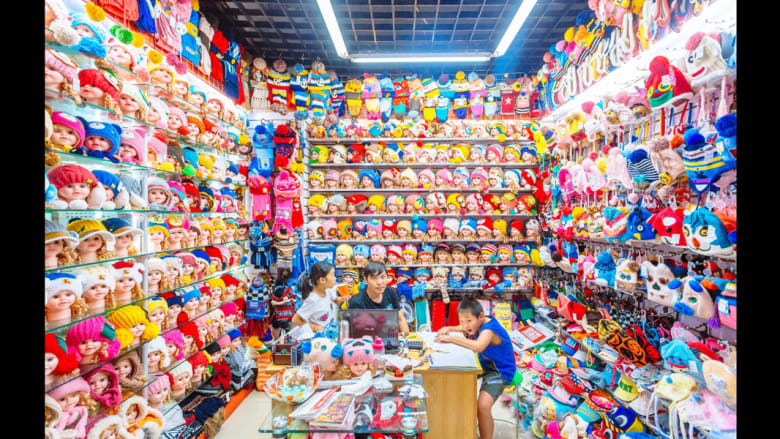 "جنة" من الألوان تميز سوق السلع الأكبر عالمياً في الصين