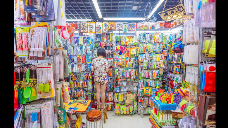 "جنة" من الألوان تميز سوق السلع الأكبر عالمياً في الصين