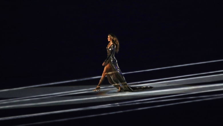 عارضة الأزياء البرازيلية جيزيل بوندشين في حفل افتتاح دورة الألعاب الأولمبية ريو 2016