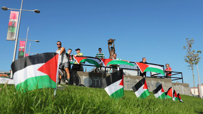 بالصور: أعلام فلسطينية تغزو مدرجات سلتيك خلال لقاء مع فريق إسرائيلي