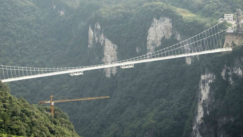 الصين تفتتح أطول وأعلى جسر زجاجي 