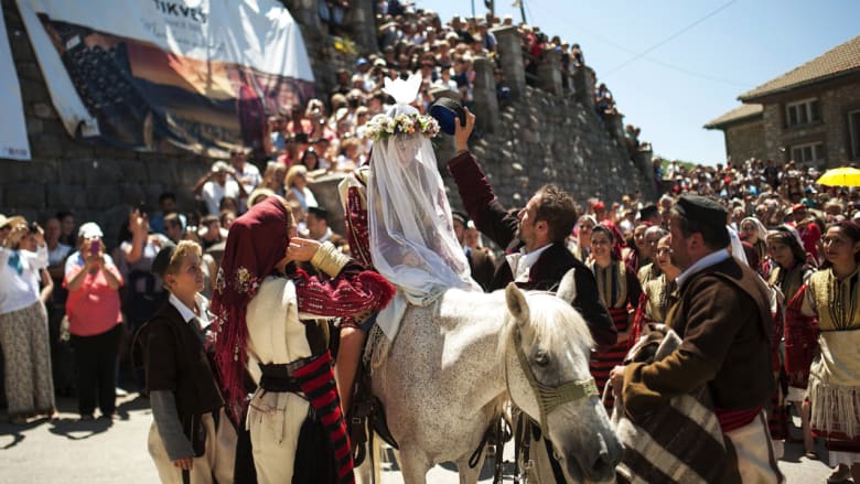 "أنظري عبر الخاتم لعريسك".. هذه هي عادات الأعراس في مقدونيا