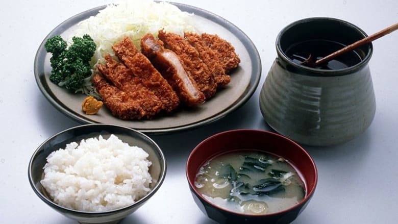 من السوشي إلى التمبورا والرامن.. ألذ الأطباق من اليابان إلى العالم 