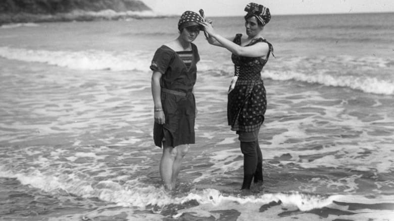 بالصور..كيف كانت ملابس البحر منذ 100 عام قبل "البيكيني؟"