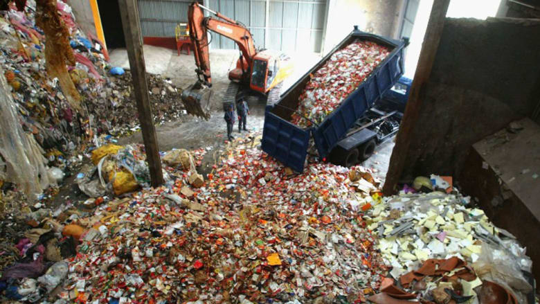 من حاويات الزبالة إلى منضدات الطعام.. هذه هي مقاهي النفايات "العصرية"
