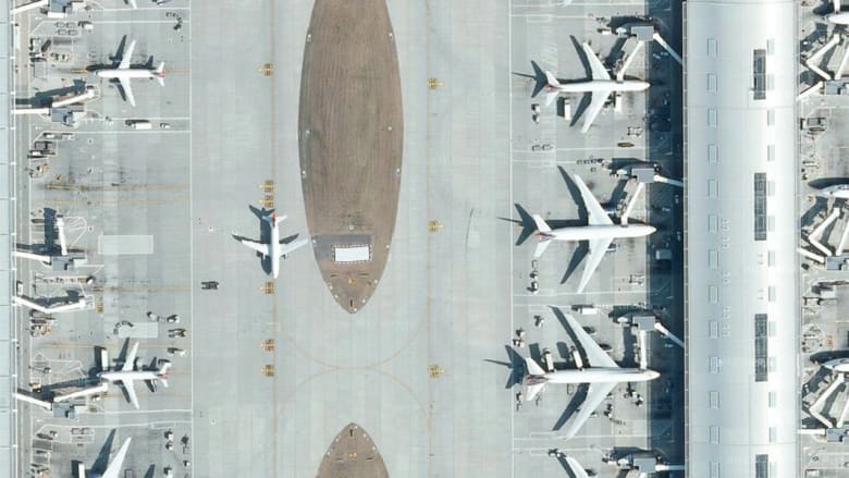 كيف تتحول مدرجات المطار من تصاميم منطقية إلى لوحة فنية من نافذة الطائرة؟