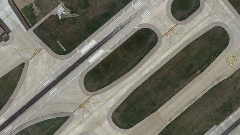 كيف تتحول مدرجات المطار من تصاميم منطقية إلى لوحة فنية من نافذة الطائرة؟