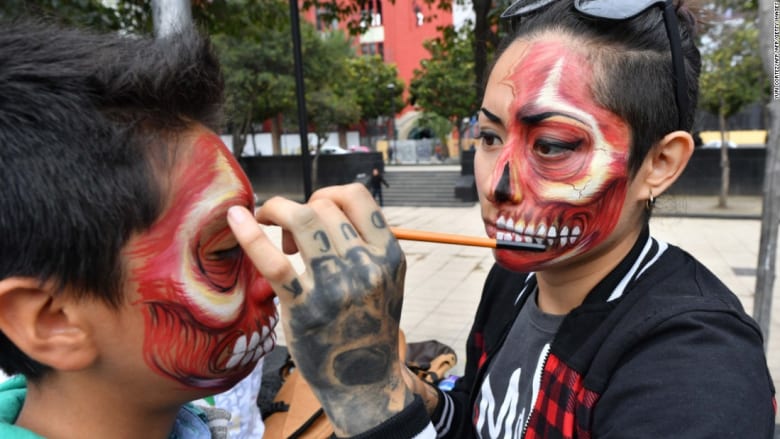 مخلوقات "الزومبي" تجول شوارع مدينة مكسيكو