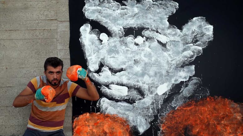 قام الفنان الفلسطيني أسامة سبيته يستخدم قفازات الملاكمة لرسم وجه محمد علي كلاي