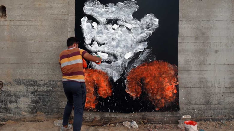 قام الفنان الفلسطيني أسامة سبيته يستخدم قفازات الملاكمة لرسم وجه محمد علي كلاي