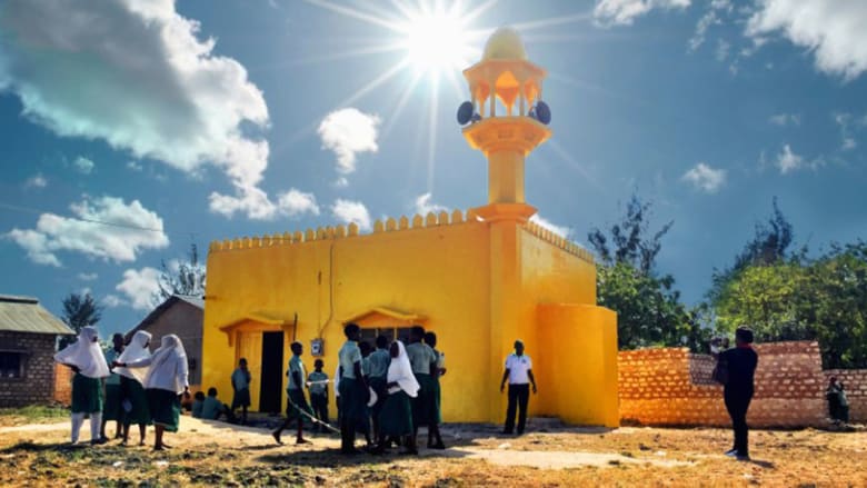 لماذا عمم الكينيون اللون الأصفر على مساجدهم وكنائسهم؟ 