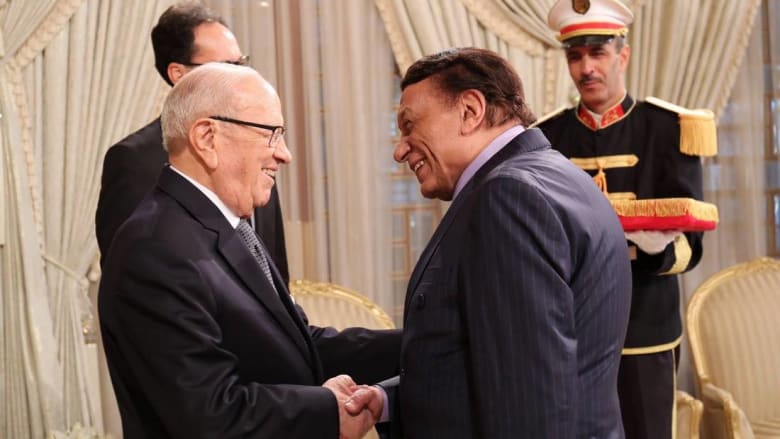 الرئيس التونسي يوّشح عادل إمام بالوسام الوطني للاستحقاق