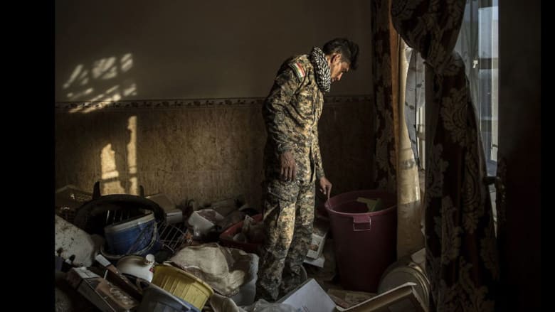 داخل منازل عناصر "داعش" المهجورة بعدسة مصور سويدي