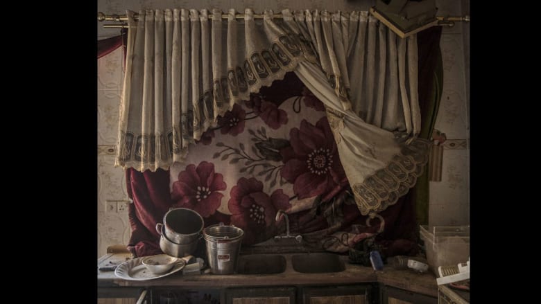 داخل منازل عناصر "داعش" المهجورة بعدسة مصور سويدي
