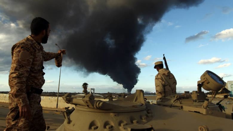 جيش حفتر يعلن تقدمه في بنغازي.. وجنديان على الأقل يلقيان مصرعهما